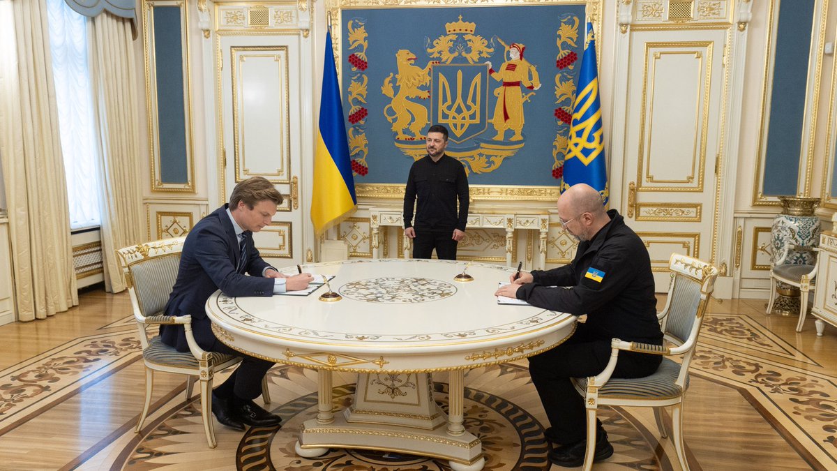 Uitstekende meeting met President Zelensky!

We sluiten een overeenkomst voor co-productie van drones en defensiematerieel. Ook kondig ik €200 mln aan voor counter-drone systemen.

Samen verdedigen we vrijheid tegen Russische agressie. Oekraïne kan op Nederland rekenen! 🇳🇱🇺🇦