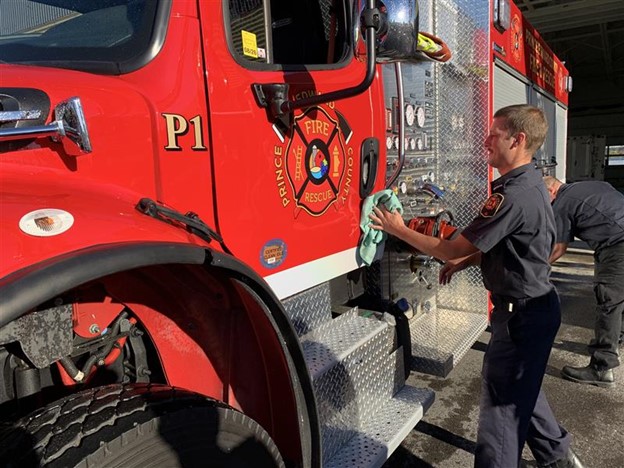 Shire_Hall's tweet image. 1…2…3… PUSH!

🚒 Prince Edward County firefighters joined with Council members to ceremoniously push the new pumper into the Picton fire station on McDonald Drive.

🐴 Horses-drawn fire apparatus of the 18th and early 19th centuries could not be backed into the fire station…