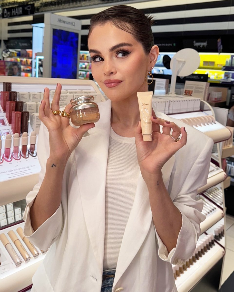selenagomezbr's tweet image. Linda!
Mais fotos de Selena Gomez para o World Mental Health Day da Rare Beauty e Sephora!
No Brasil, todas as vendas de hoje e amanhã da marca serão doadas ao Rare Impact Fund!