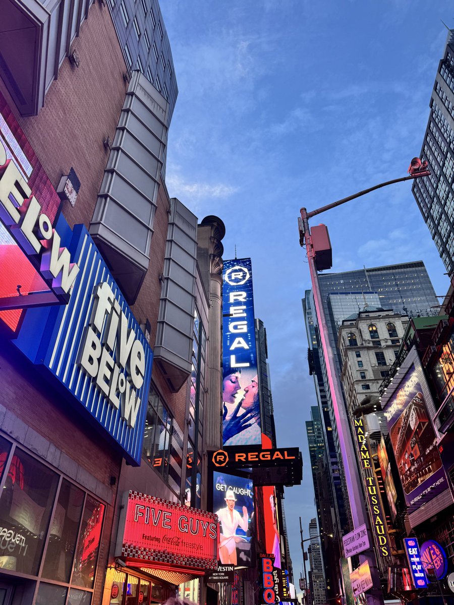 xgonzalez92's tweet image. I went to an early screening of #KissOfTheSpiderWoman &amp;amp; the whole theatre was electrified &amp;amp; clapping after the performances. You absolutely CRUSHED it @JLo You have always been a bright star but you&apos;ve outdone yourself. I was in awe of you the whole time! Congratulations! ♥️ you!