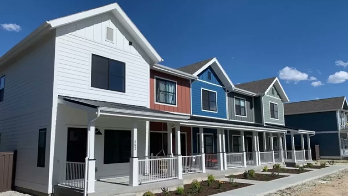PipaParsley's tweet photo. With the median price of a single-family home at more than $422,000, relatively high 30-year fixed mortgage rates, and a nationwide shortage of housing, ownership is out of reach for many individuals and families. https://t.co/CuhTi7R4f3 https://t.co/rPxeVdcE5K