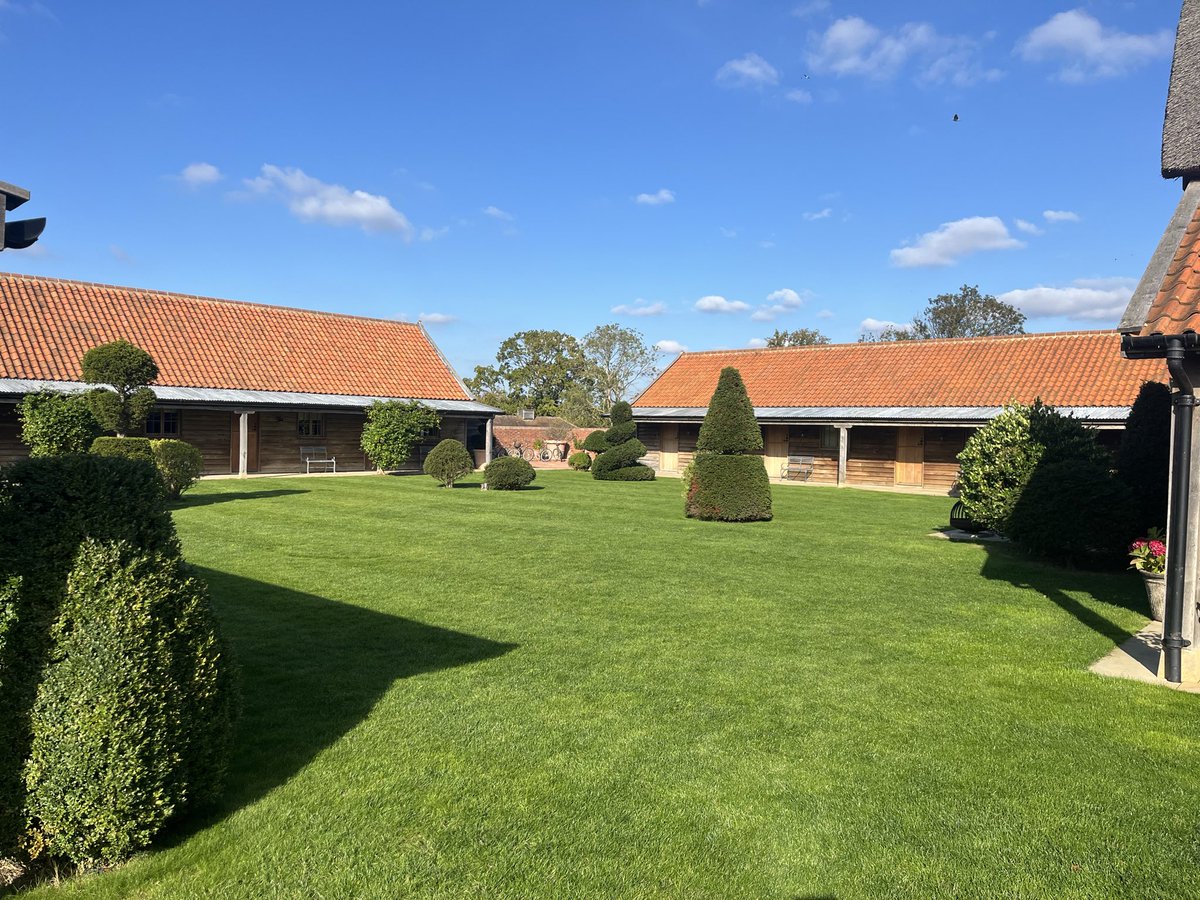 CTC_Sally's tweet image. After a hot, dry, stressful summer, the @olmixgroup Marathon has given all lawns on this beautiful estate a kick of health and thickened them up nicely 👌🏻