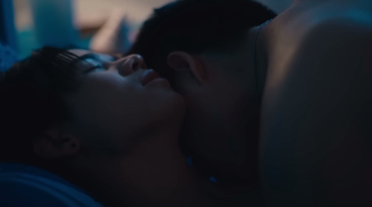 Peepapang_lly's tweet image. ขอรีวิวเลิฟซีน #ThatSummerSeriesEP4 หน่อย

อย่างแรกคือภาพสวยจนไม่รู้สึกโป๊เลย น้องเวฟสวยมาก ลาวาก็หล่อมาก สมเป็นเลิฟซีนที่เต็มไปด้วยมวลของความลุ่มหลง ชอบที่ทั้งลาวาทั้งเวฟมีจังหวะของการผลัดกันนำที่ทำให้เห็นคาแรคเตอร์ของทั้งสองคนชัดเจน ตอนน้องเวฟก้มไปจุ๊บแถวหูลาวา พ้มตะโกนเริ่ดๆๆ…