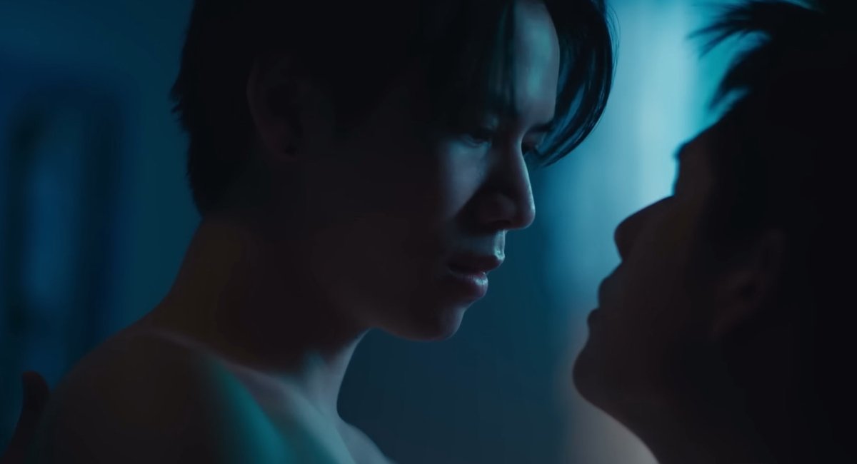 Peepapang_lly's tweet image. ขอรีวิวเลิฟซีน #ThatSummerSeriesEP4 หน่อย

อย่างแรกคือภาพสวยจนไม่รู้สึกโป๊เลย น้องเวฟสวยมาก ลาวาก็หล่อมาก สมเป็นเลิฟซีนที่เต็มไปด้วยมวลของความลุ่มหลง ชอบที่ทั้งลาวาทั้งเวฟมีจังหวะของการผลัดกันนำที่ทำให้เห็นคาแรคเตอร์ของทั้งสองคนชัดเจน ตอนน้องเวฟก้มไปจุ๊บแถวหูลาวา พ้มตะโกนเริ่ดๆๆ…