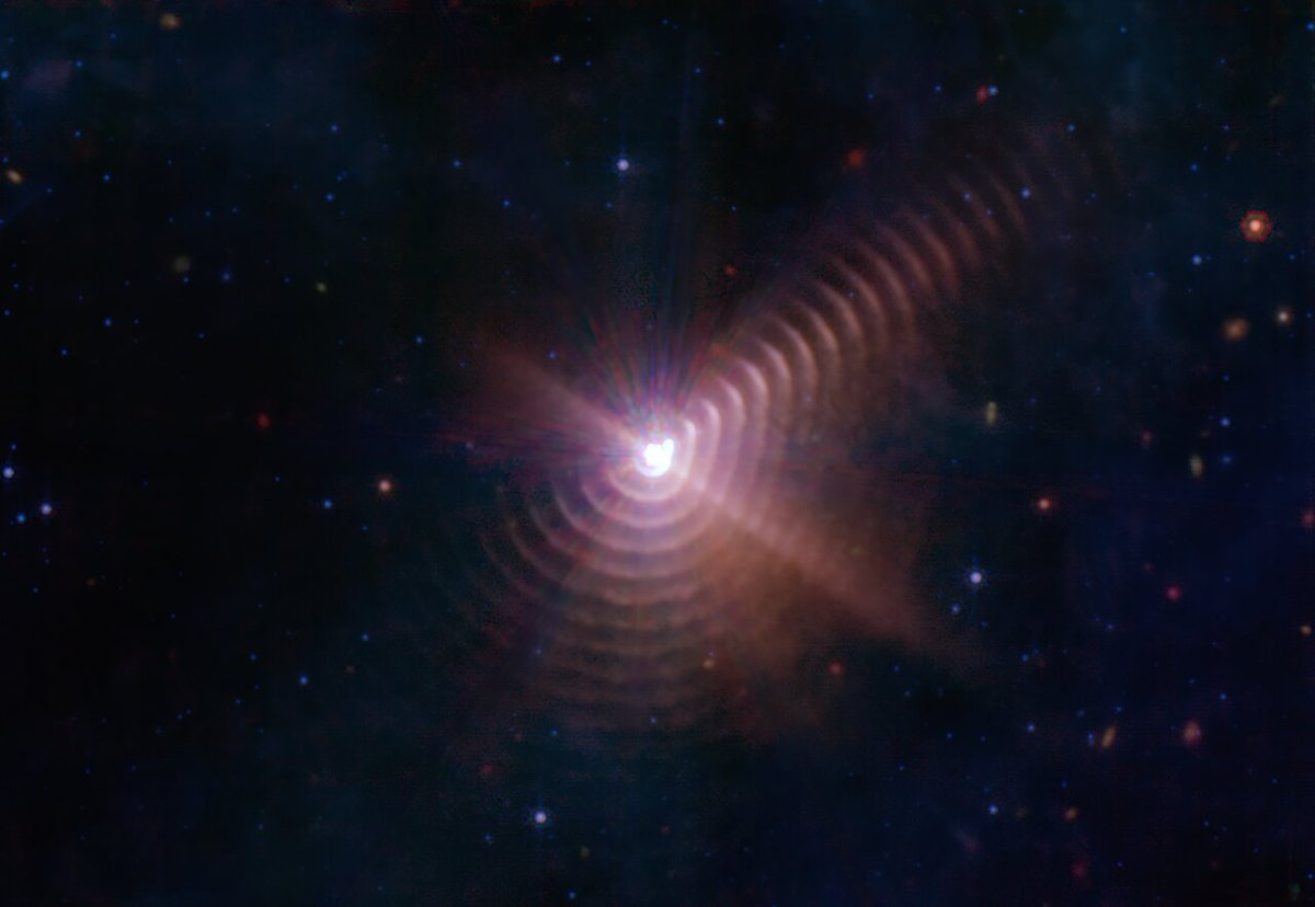 Mathonymics's tweet image. Astro Aesthetic Day 206: Fingerprint Wolf Rayet

A 17 concentric dust rings emanating from a pair of stars. Located over 5,000 light-years from Earth, the duo is collectively known as Wolf-Rayet 140.

Each ring was created when the two stars came close together and their stellar…