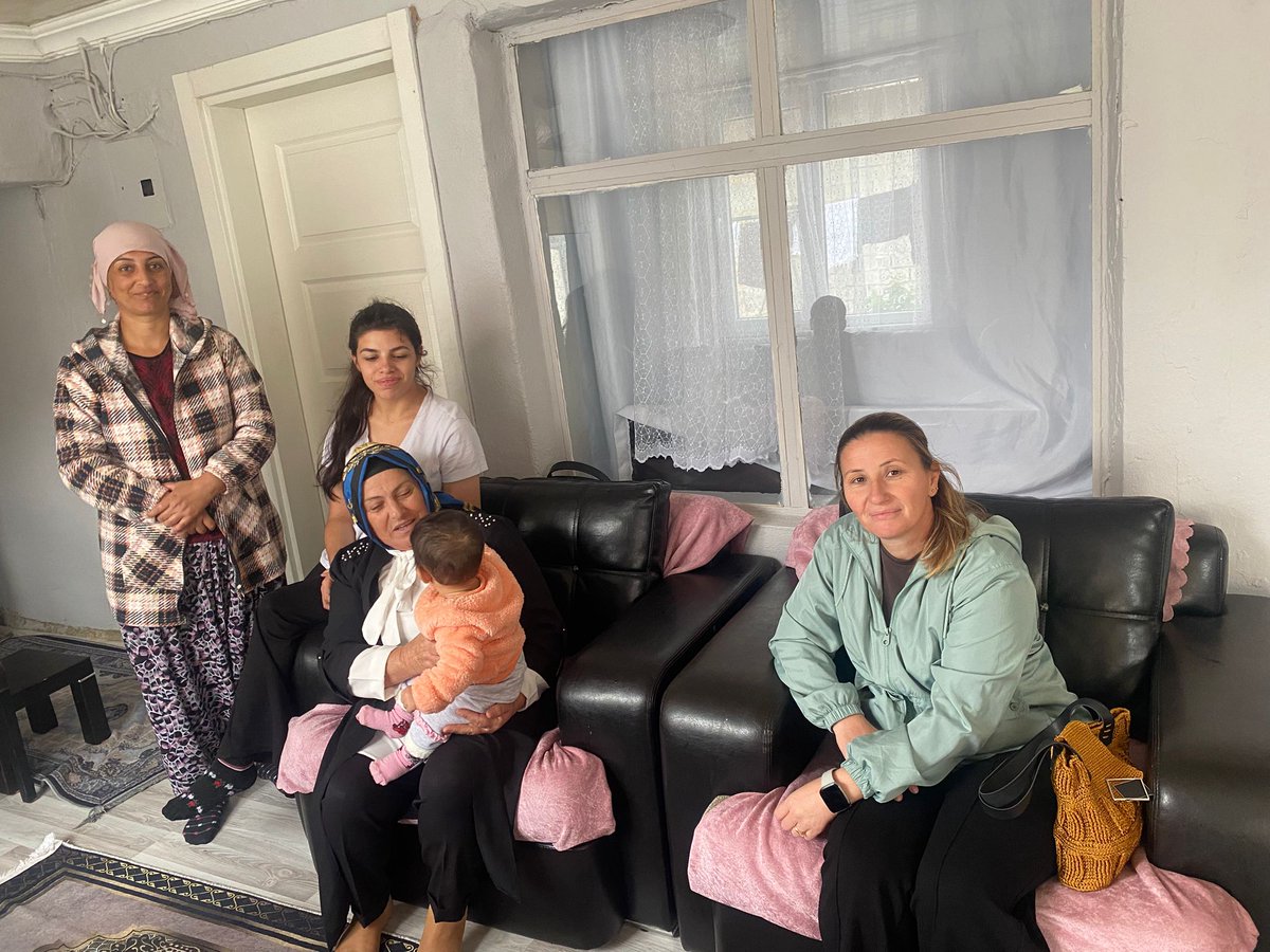 KadMeric's tweet photo. 📍 AK Parti Meriç İlçe Kadın Kolları Başkanımız Sayın Halime Yavuzcan ve yönetim kurulu üyelerimizle birlikte,
Roman Saha Koordinatörümüz Yavuz Filiz’in torunu, minik Azra Nur bebeğimizi ziyaret ettik. 👶💖
Rabbim sağlıklı, huzurlu, uzun bir ömür nasip etsin. 🤍✨ https://t.co/wqq2b4m5se