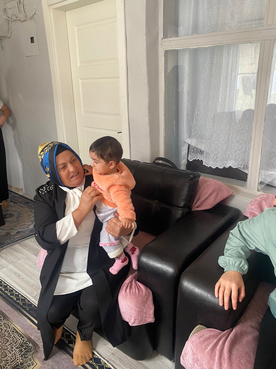 KadMeric's tweet photo. 📍 AK Parti Meriç İlçe Kadın Kolları Başkanımız Sayın Halime Yavuzcan ve yönetim kurulu üyelerimizle birlikte,
Roman Saha Koordinatörümüz Yavuz Filiz’in torunu, minik Azra Nur bebeğimizi ziyaret ettik. 👶💖
Rabbim sağlıklı, huzurlu, uzun bir ömür nasip etsin. 🤍✨ https://t.co/wqq2b4m5se
