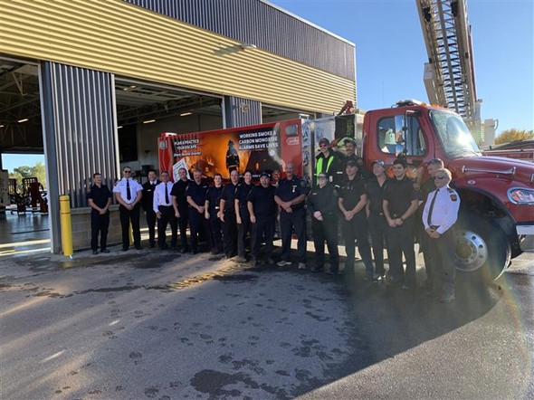 Shire_Hall's tweet image. 1…2…3… PUSH!

🚒 Prince Edward County firefighters joined with Council members to ceremoniously push the new pumper into the Picton fire station on McDonald Drive.

🐴 Horses-drawn fire apparatus of the 18th and early 19th centuries could not be backed into the fire station…