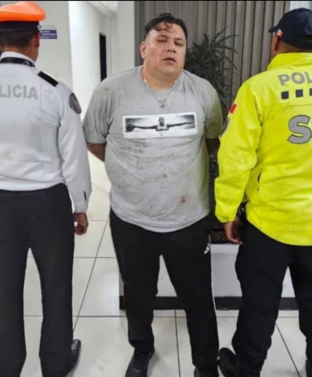 HalconOnce's tweet image. SE LO LLEVAN DE CORBATA…

#Video | Un conductor se estacionó en lugar prohibido al interior del @AICM_mx y al intentar evitar el inmovilizador, aceleró y se llevó al policía colgado del auto 😱

Fue detenido metros después por elementos de @SSC_CDMX. 

El oficial lesionado fue…