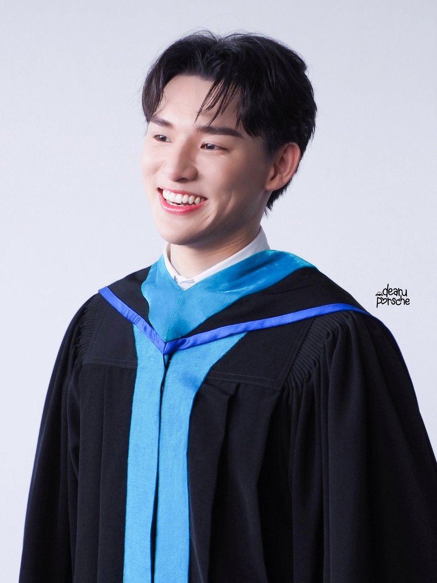 dearuPorsche's tweet photo. พี่บัณฑิต 🎓 เราก็ออกจะน่ารักกวนๆ 😉
#tanathornc #BoysLostinThailand
#InsightArtist #InsightTH
#InsightEntertainment https://t.co/2UjOwB4Qft