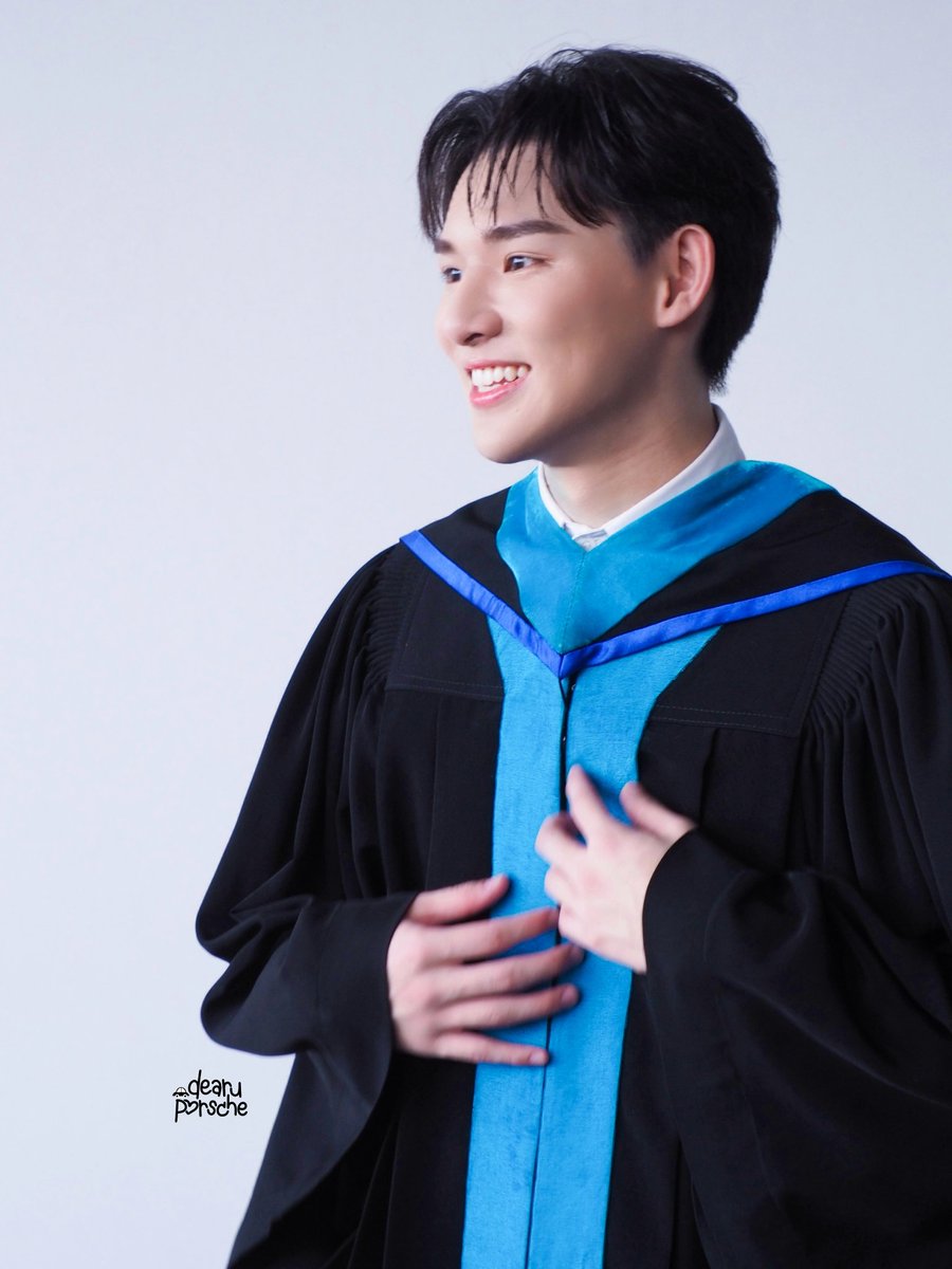 dearuPorsche's tweet photo. พี่บัณฑิต 🎓 เราก็ออกจะน่ารักกวนๆ 😉
#tanathornc #BoysLostinThailand
#InsightArtist #InsightTH
#InsightEntertainment https://t.co/2UjOwB4Qft