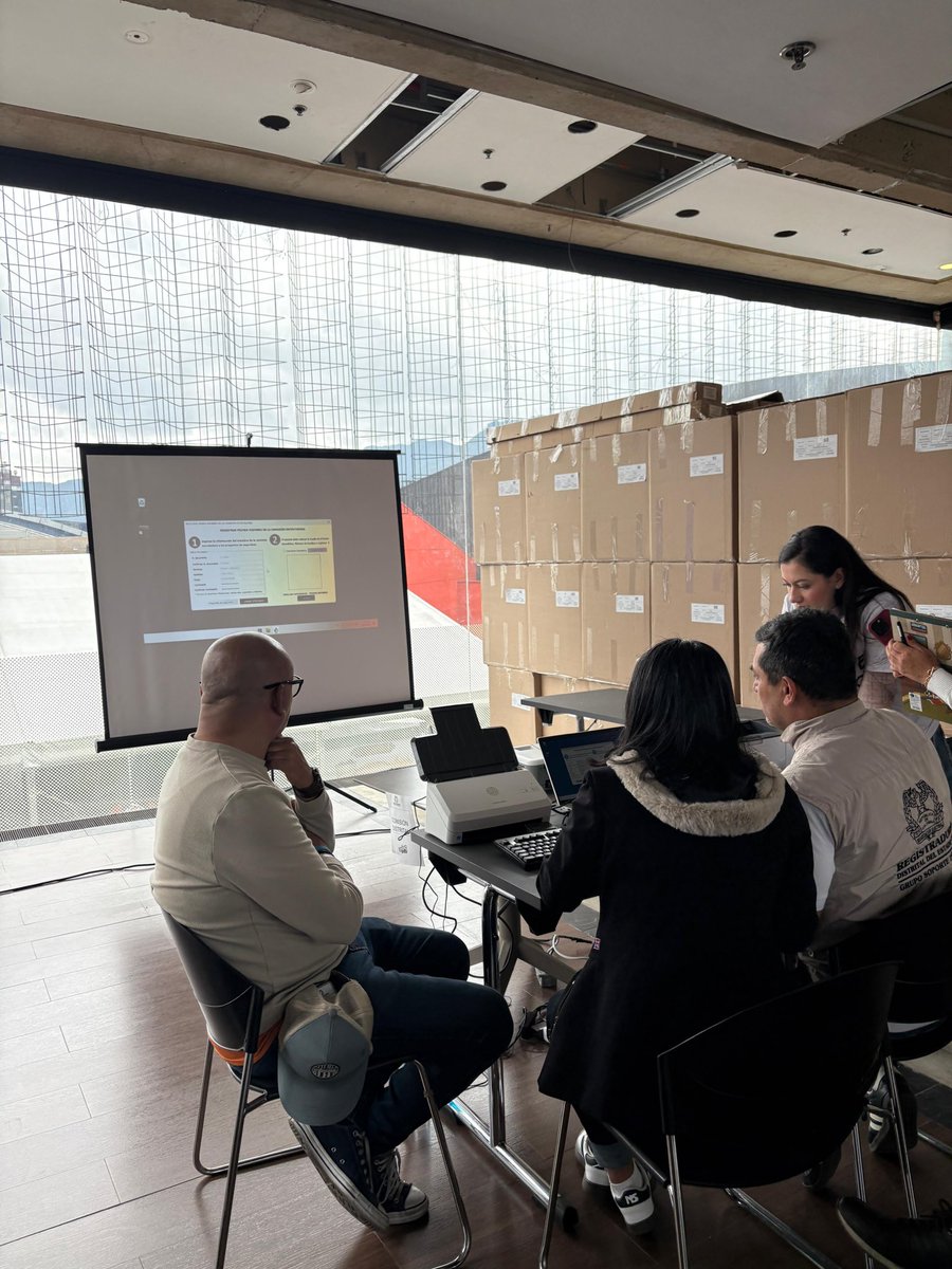 #Aestahora el CNE adelanta actividades de inspección, vigilancia y control en el simulacro de escrutinio que se surte en el Distrito Capital, verificando el proceso que se adelantará en las elecciones de Consejos Municipales y Locales de Juventudes 2025.