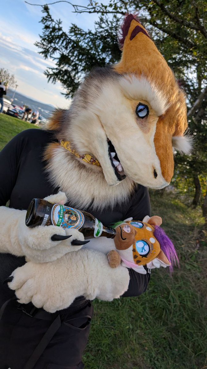 Giving essencial drink😌

🧵 : <a href="/Shiryudesign_de/">Shiryudesign</a> 
📸 : <a href="/Mlice_the_Hyena/">🌿 Mlice 🍻</a> 
🌎: #EAST13

#FursuitFriday #furryfandom #sergal #beer