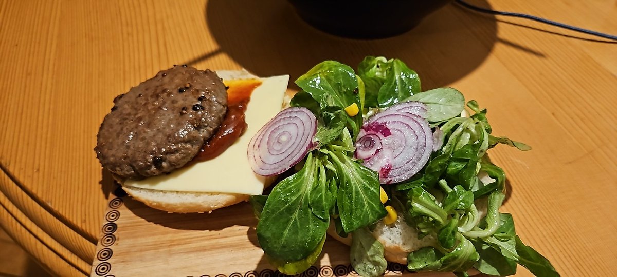 EmiMimi777's tweet photo. Guten Hunger #beefburger https://t.co/3qbOXYjoes