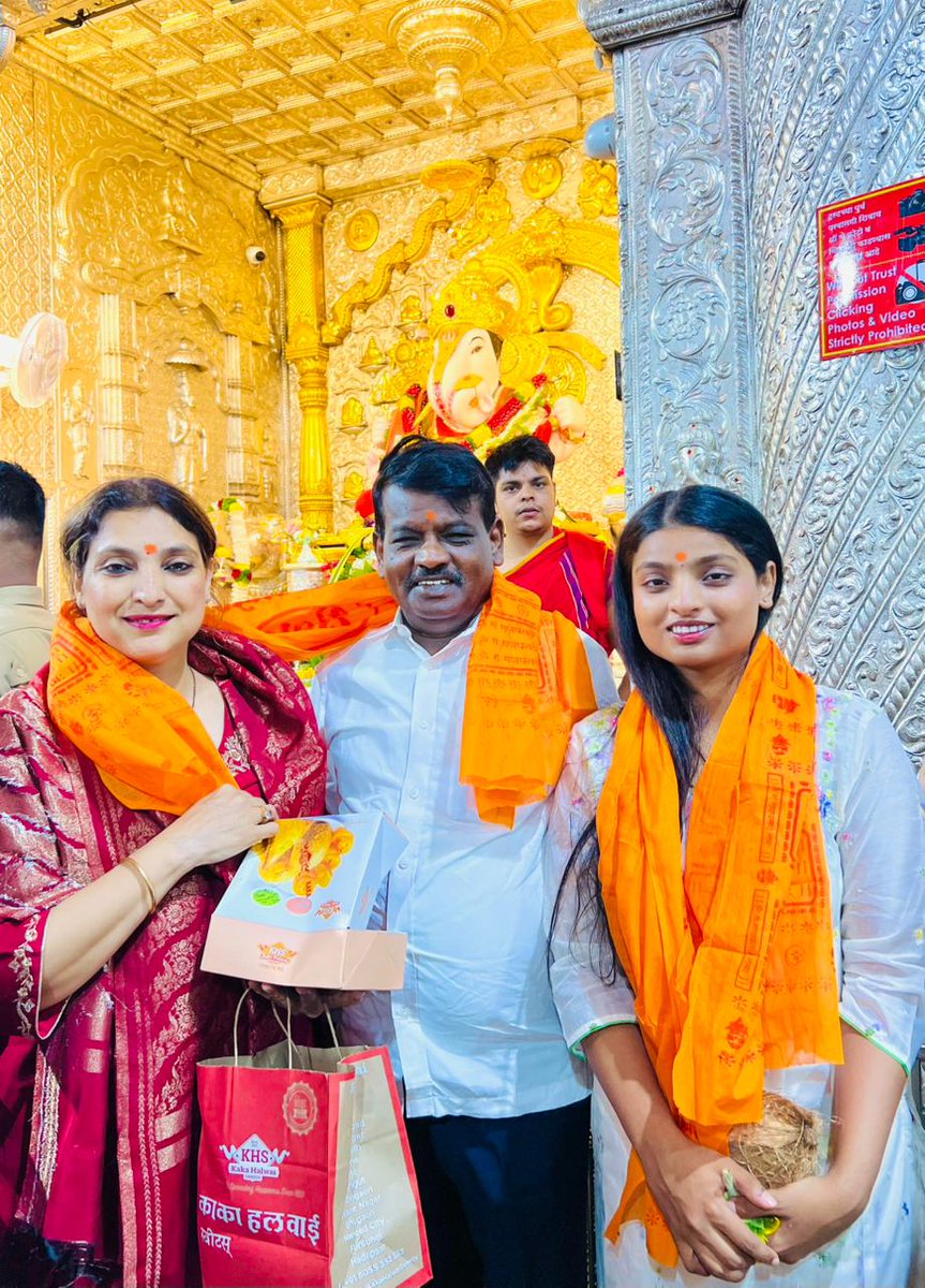 SunilKambleBJP's tweet image. जय गणेश!
&apos;संकष्टी चतुर्थी&apos; निमित्त श्रीमंत दगडूशेठ हलवाई गणपती बाप्पांचे मनोभावे दर्शन घेतले. 
#shrimant #dagdusheth #dagdushethganpati #sankashti #sankashtichatirthi #pune #maharashtra #bappamoraya #bappa #sankashti #sankashtichaturthi
#DevendraFadnavis #MLA #SunilKamble…