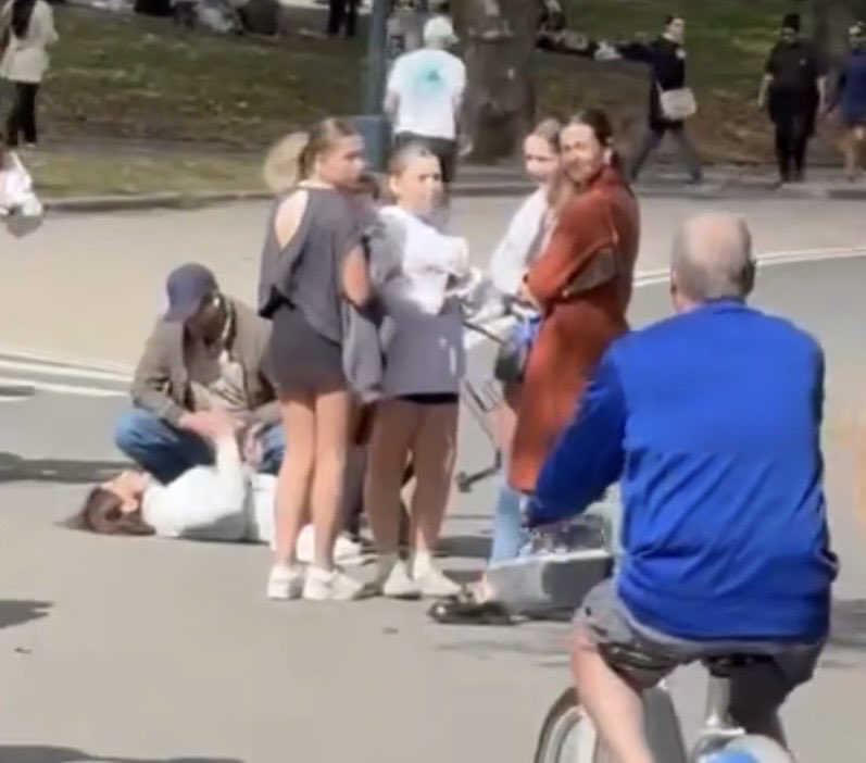 ONE of Today’s accidents on Central Park Drives! Brought to you by ⁦<a href="/TransAlt/">Transportation Alternatives</a>⁩ ⁦<a href="/CentralParkNYC/">Central Park</a>⁩ ⁦<a href="/NYC_DOT/">NYC DOT</a>⁩ ⁦<a href="/ydanis/">Ydanis Rodriguez</a>⁩ ⁦<a href="/LincolnRestler/">Lincoln Restler</a>⁩ ⁦<a href="/NYPDCentralPark/">NYPD Central Park</a>⁩ DEADLY REDESIGN! SHAME!