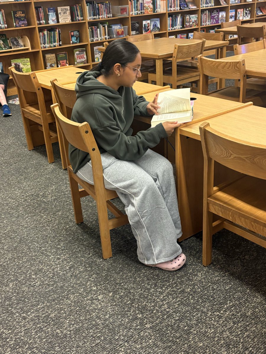 Check Out Friday with the Aviators ❤️🖤 #JCPSREADS <a href="/Noe_JCPS/">Noe Middle School</a>