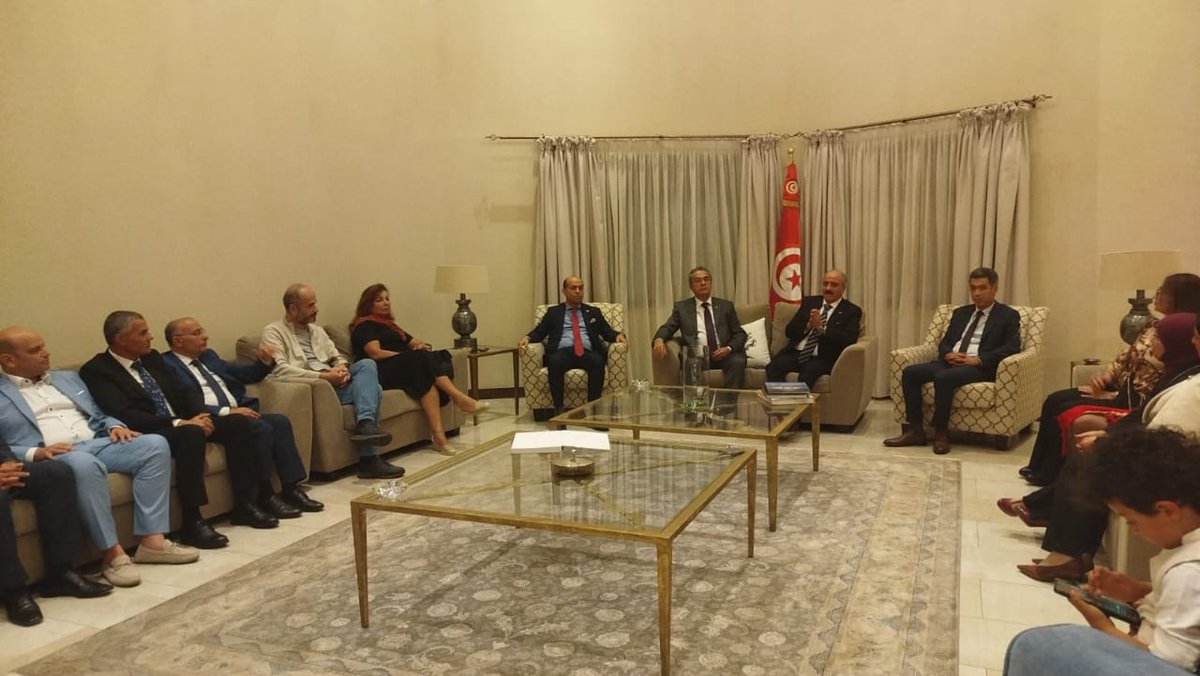 MohamedAliNafti's tweet image. اختتمت مشاركتي في قمة #COMESA بلقاء عدد من أبناء جالية 🇹🇳ب🇰🇪الذين يشغلون مواقع مرموقة في منظمات دولية وشركات كبرى.أعربت لهم عن اعتزازي الكبير بإنجازاتهم،وأكدت على الدور المحوري الذي يلعبونه في تعزيز العلاقات🇹🇳-🇰🇪، من خلال التعريف ب🇹🇳ودعم صادراتنا واستكشاف فرص الشراكة والاستثمار.