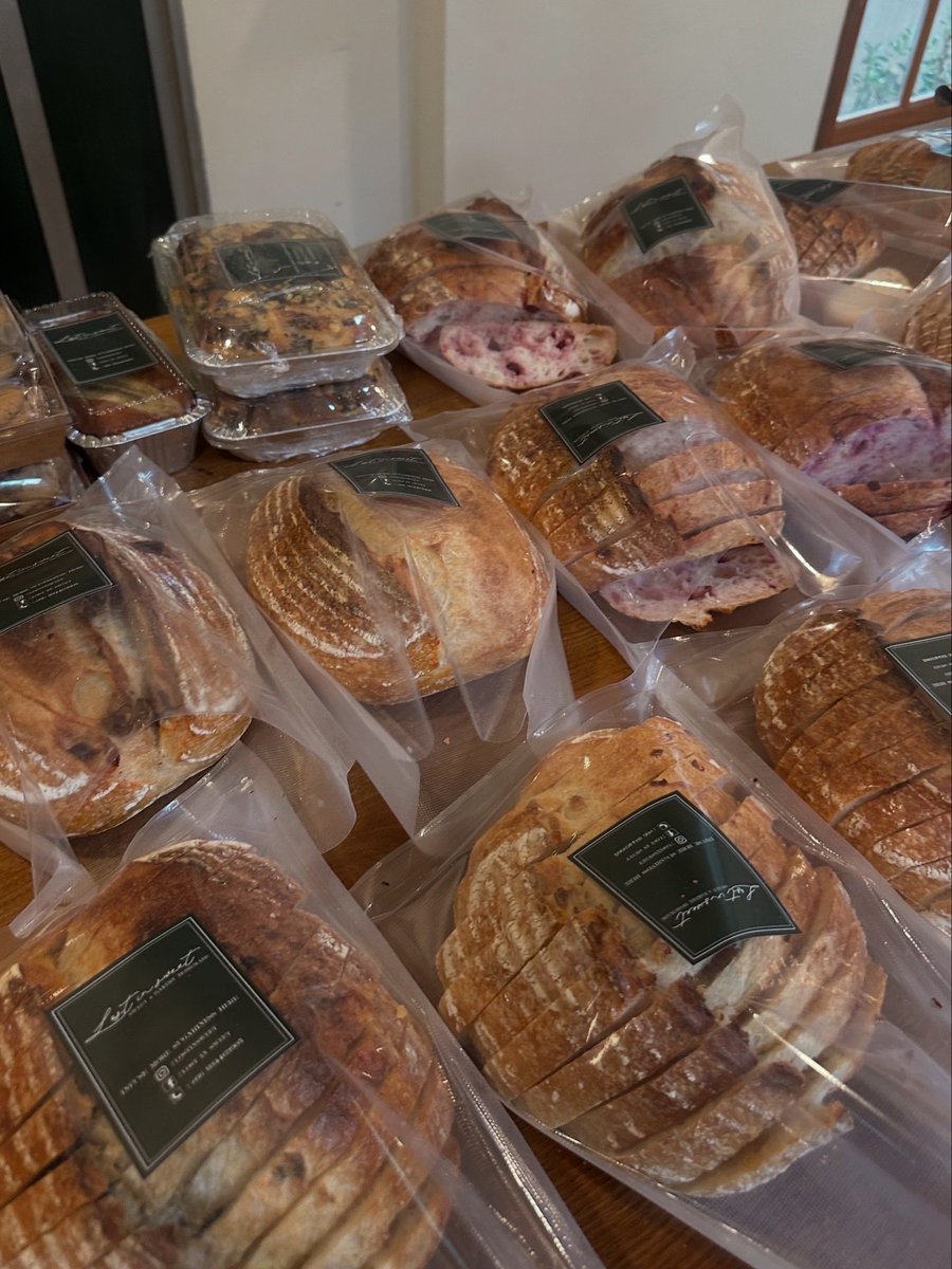 winsorawit's tweet image. ขาย sourdough มาน่าจะ3ปี+ แล้ว ช่วงหลังๆมีลค.ถามเยอะขึ้นว่าsourdoughแท้มั้ย ที่เราทำคือแท้100% ใช้เวลาทำ 3 วัน คือแพงมั้ย ก็ใช้ได้เลย แต่คิดว่าใช้เวลาเยอะขนาดนั้นนก็นะ🥹 จะมีแค่ bagel ที่ทำเป็นhybrid เพราะตู้แช่ไม่พอจริงๆ