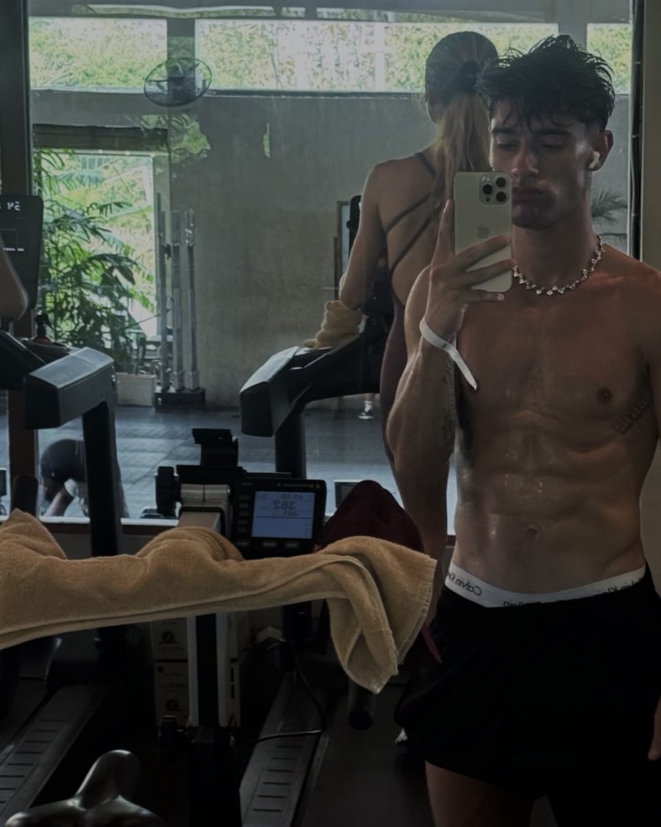 ⠀

                                  australian morning glory. 👱🏻‍♀️❤️
⠀
⠀