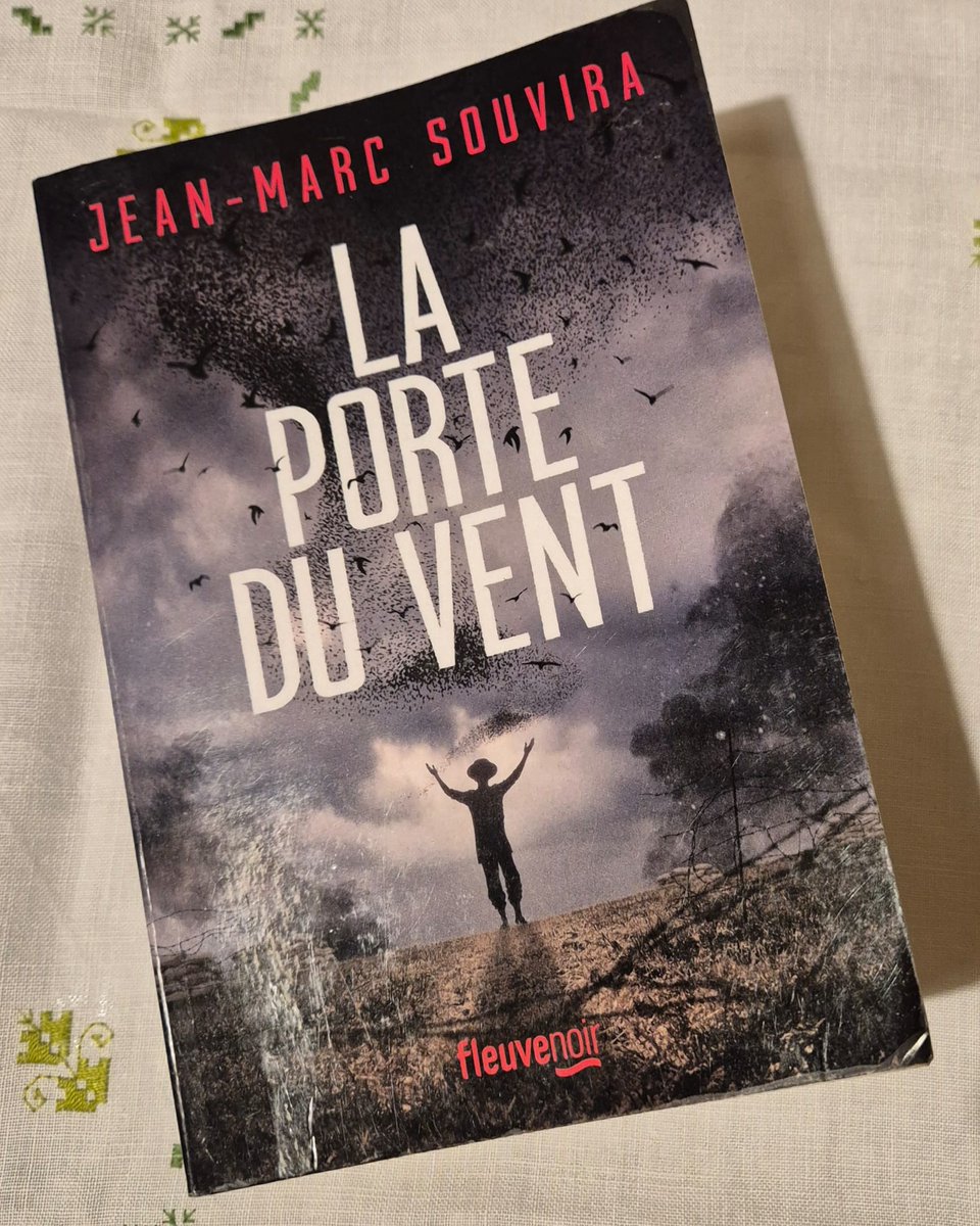 PatriciaOtz's tweet image. #VendrediLecture: &quot;La porte du vent&quot; de Jean-Marc Souvira.
Crime organisé, guerre des tranchées, traditions séculaires, fraternité...
Polar historique d&apos;une grande qualité. Gros coup de coeur!
#livres #libros