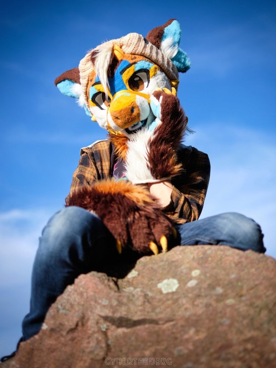 What are you up to down there this #FursuitFriday?

📷 <a href="/CyberTheDerg/">Cyber</a> 
🪡 <a href="/tomacats_suits/">🍅TOMACATS 🐱</a>