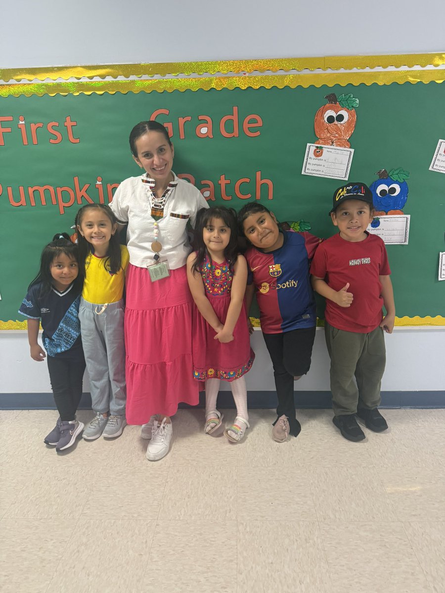 Some of our 1st graders celebrating Hispanic Heritage Month 🇪🇨🇸🇻🇨🇴🇬🇹🇲🇽