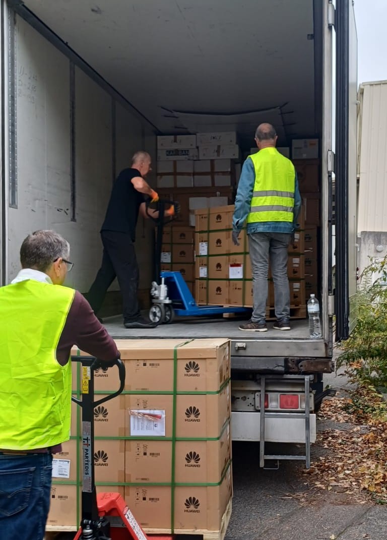 AMCFU's tweet image. 🚛 Convoi pour l’#Ukraine ! 🇫🇷🤝🇺🇦
➡️ Médicaments donnés par @TULIPE_Asso .
➡️ Installations solaires - Safe
➡️ Ordinateurs de la Région Grand Est.
➡️ Distributeurs de gel, parkas, EPI.
🙏 @hd_materialsFR et à La Poste pour le soutien logistique et à nos bénévoles!
 #Humanitaire