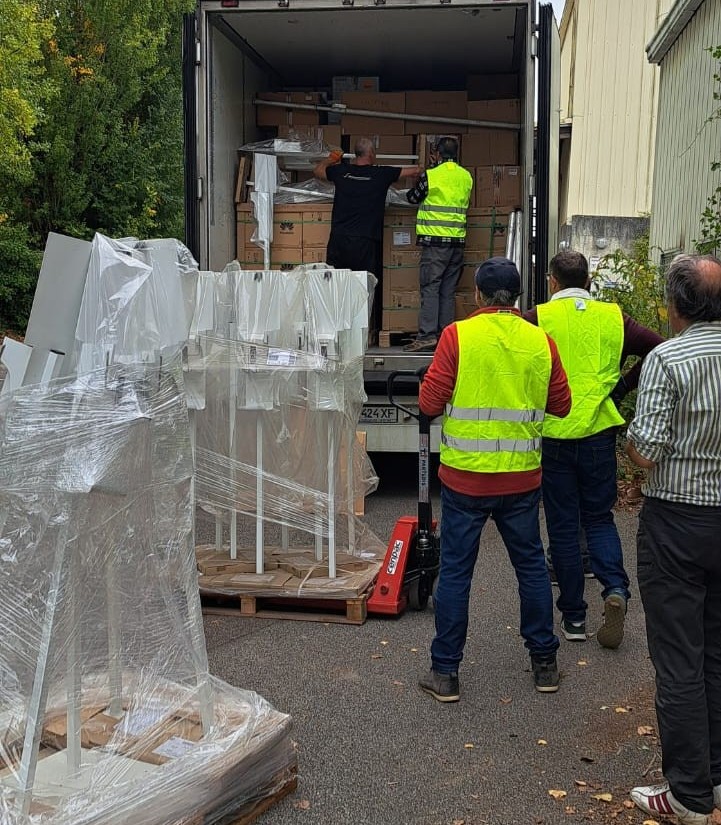 AMCFU's tweet image. 🚛 Convoi pour l’#Ukraine ! 🇫🇷🤝🇺🇦
➡️ Médicaments donnés par @TULIPE_Asso .
➡️ Installations solaires - Safe
➡️ Ordinateurs de la Région Grand Est.
➡️ Distributeurs de gel, parkas, EPI.
🙏 @hd_materialsFR et à La Poste pour le soutien logistique et à nos bénévoles!
 #Humanitaire