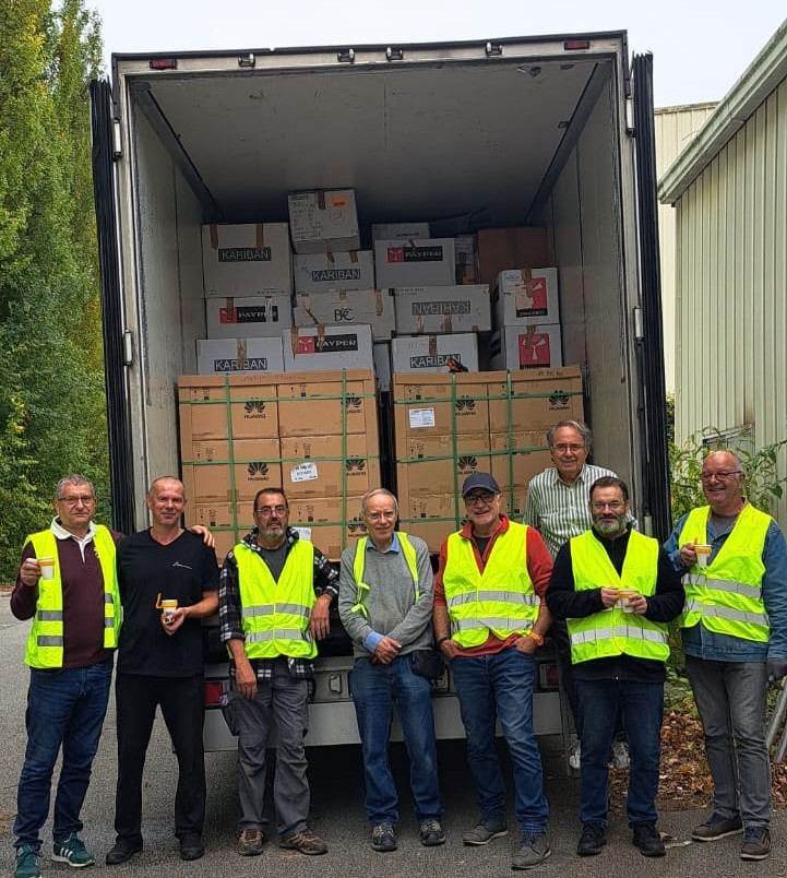 AMCFU's tweet image. 🚛 Convoi pour l’#Ukraine ! 🇫🇷🤝🇺🇦
➡️ Médicaments donnés par @TULIPE_Asso .
➡️ Installations solaires - Safe
➡️ Ordinateurs de la Région Grand Est.
➡️ Distributeurs de gel, parkas, EPI.
🙏 @hd_materialsFR et à La Poste pour le soutien logistique et à nos bénévoles!
 #Humanitaire