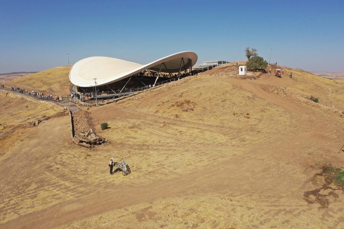 Göbeklitepe’de, Jeomanyetik ölçümlerle Göbeklitepe'den bildiğimiz büyük anıtsal yapıların benzerlerinin yanı sıra daha önce çok az bildiğimiz konut niteliğinde olabilecek dörtgen planlı yapıların varlığını tespit ettik. Bu yapılar özellikle höyüğün doğu ve güney. Jeoarkeolojik…