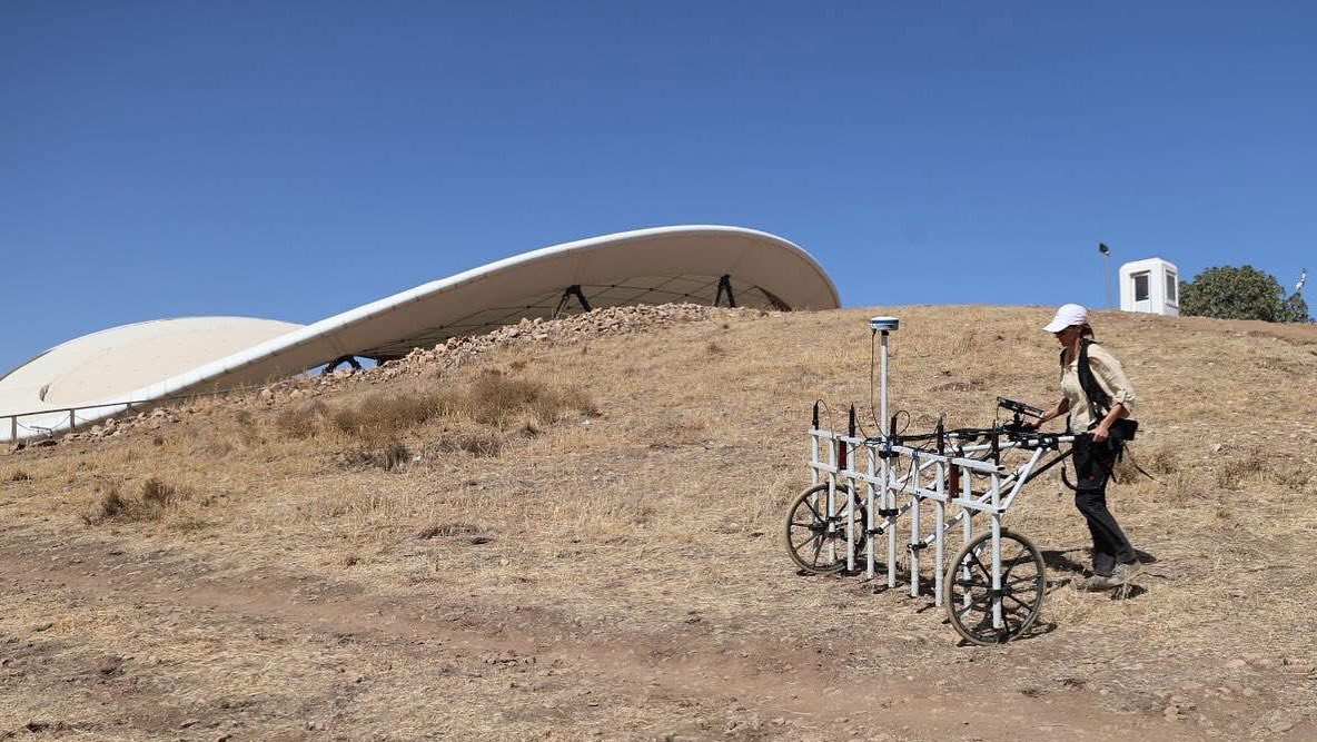 Jeomanyetik, jeoradar ve lidar ölçümleriyle yapılan taramalarda hem anıt yapıların hem de konut işlevli yapıların izleri belirlendi.