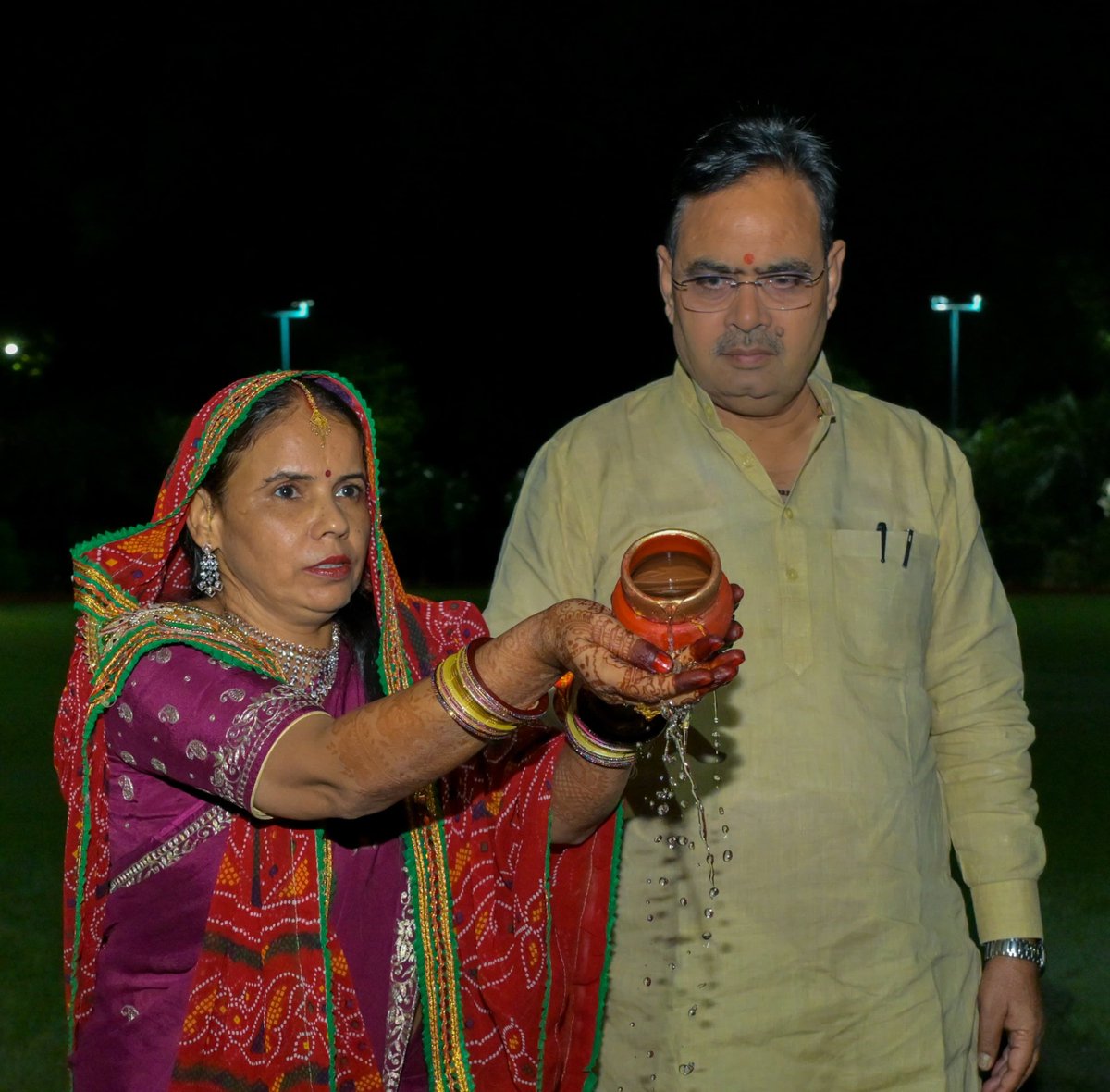 BhajanlalBjp's tweet image. करवा चौथ जैसे पावन पर्व हमारी संस्कृति की उस परंपरा का प्रतीक हैं, जो प्रेम, विश्वास और समर्पण से जुड़ी है। आज धर्मपत्नी जी के साथ विधिवत पूजा-अर्चना कर उन्हें जल ग्रहण करवाकर व्रत खुलवाया।
ईश्वर से प्रार्थना है कि यह पर्व सभी माताओं-बहनों के जीवन में सुख, समृद्धि और सौभाग्य…