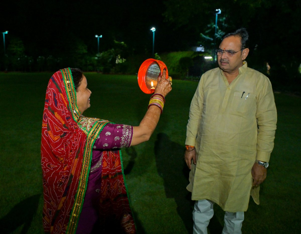 BhajanlalBjp's tweet image. करवा चौथ जैसे पावन पर्व हमारी संस्कृति की उस परंपरा का प्रतीक हैं, जो प्रेम, विश्वास और समर्पण से जुड़ी है। आज धर्मपत्नी जी के साथ विधिवत पूजा-अर्चना कर उन्हें जल ग्रहण करवाकर व्रत खुलवाया।
ईश्वर से प्रार्थना है कि यह पर्व सभी माताओं-बहनों के जीवन में सुख, समृद्धि और सौभाग्य…