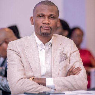 Le journaliste Gauthier Sey placé sous mandat d'arrêt provisoire.
Empêché de voyager jeudi à l’aéroport de Ndjili alors qu’il se rendait à Bruxelles, le chroniqueur politique a été entendu ce vendredi par un magistrat. À l’issue de l’audition, il a été placé en détention.