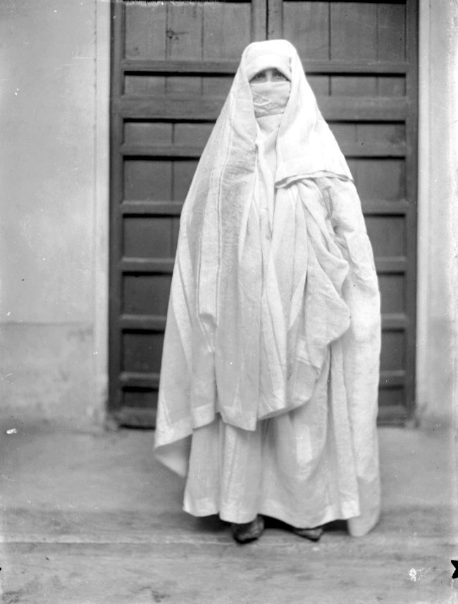 غَزَالَةٌ أَنْدَلُسِيةٌ  غَزَّلَتْ قَلْبِي بِرِقَتِّهَا
ومِثْلُهَا لَمْ يَكُنْ فِي البَدْوِ والحَضَرِ

والغُصْنُ مِنْ قَدِّهَا وَالوَرْدُ مِنْ خَدِّهَا
والوَصْلُ مِنْ عِنْدِهَا يَزِيدُ في العُمُرِ

«✍️موشح أندلسي🤍💚 نوبة العشاق»