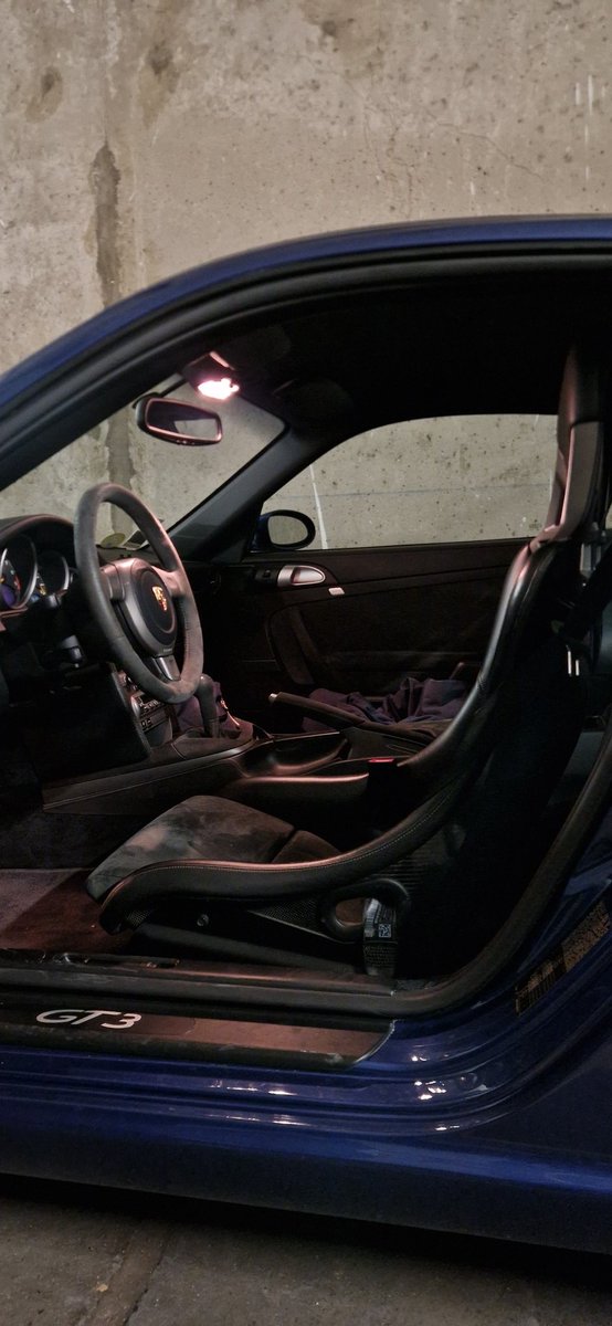 The GT3 is finally home. This will take time to sink in, by far the most incredible object I've ever owned. The seats are so damn cool 😍