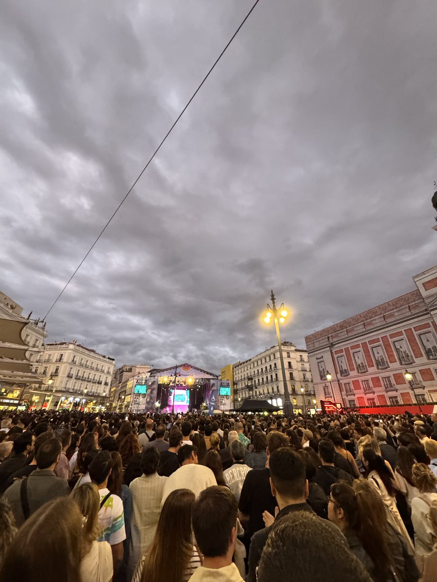 La Puerta del Sol está completamente abarrotada por el concierto de Miranda! en ella ⭐️ <a href="/mirandaenvivo/">Miranda!</a> 

#BenidormFest2026 #Hispanidad25