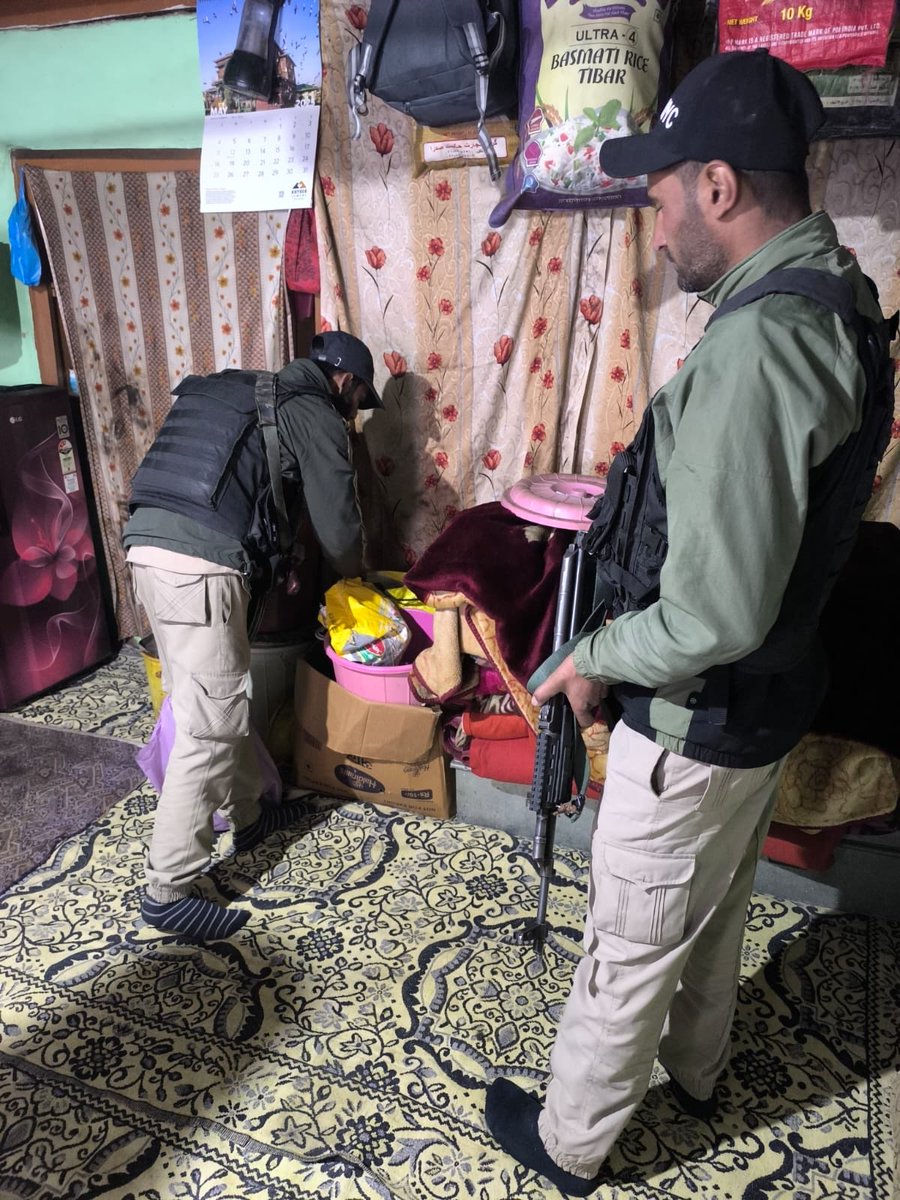 Bharat_Analyzer's tweet image. Srinagar Police Conducts Raids on Residences of Terrorist Associates Linked with Banned Organizations  #SrinagarPolice #TerrorCrackdown #AntiTerrorOperation #JammuAndKashmir #SecurityForces