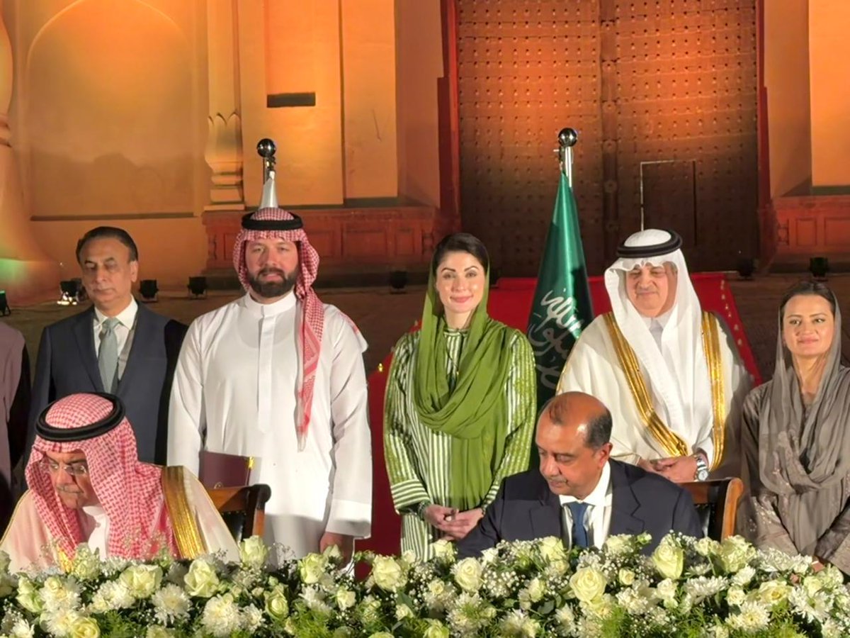 SaimaFarooq's tweet image. پاکستان اور خاص طور پر پنجاب میں غیر ملکی سرمایہ کاری لانے کے لئے ایک محفوظ اور ترقی کرتے پنجاب کا تاثر دینا ضروری ہے وزیراعلی پنجاب مریم نواز شریف اس کے لئے دن رات کوشاں ہیں کہ پنجاب میں ترقی آئے لوگوں کو روزگار ملے