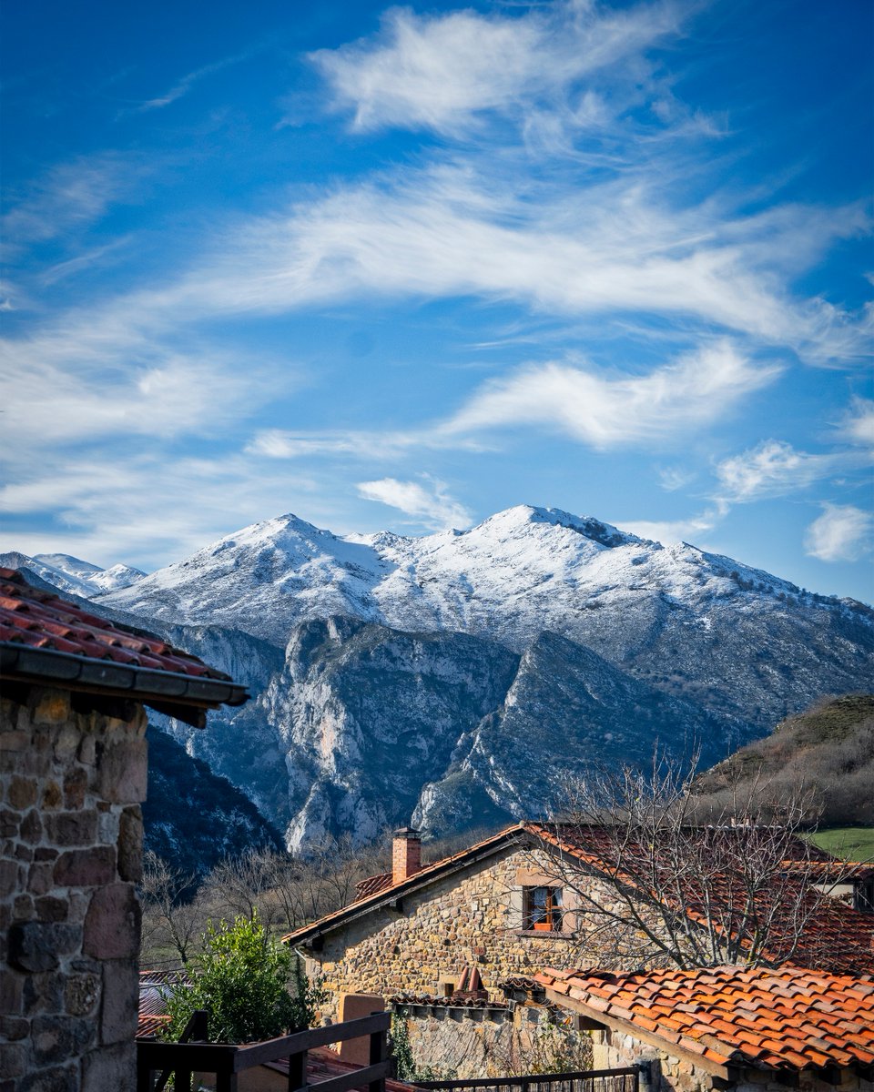 CLebaniego's tweet image. Caminar entre pueblos de piedra y montañas como estas es parte del encanto del Camino Lebaniego.
A walk between stone villages and mountain views—that’s the charm of the Camino Lebaniego.
#CaminoLebaniego #Liébana
