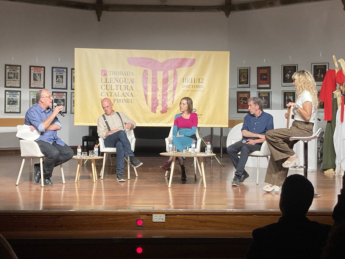 #EnImatges Inauguració de la 1a Trobada de Llengua i Cultura Catalana del #Pirineu, a càrrec de Joan Barrera, Miquel Albero i Xavier Antich. La Sala de Sant Domènec de #laSeu acull diverses conferències aquest cap de setmana. #AltUrgell #català