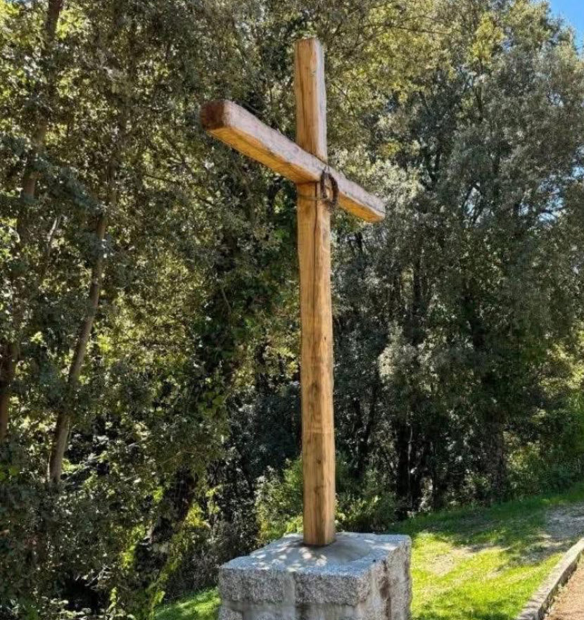 Glissement dangereux qui vire au grotesque d’une inculture crasse. Notre société ou profane et sacrée cohabitent sans souci depuis des siècles, doit être protégée et défendue. Il s’agirait de réagir rapidement.