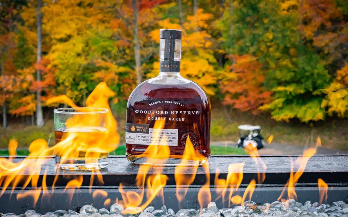 TrumpGolfDC's tweet image. Fall Fridays done right 🍂
A perfect pour, the crackle of the fire, and the golden hues of autumn across the course — there’s no better way to unwind after a round at @trumpgolfdc.
Here’s to crisp air, warm moments, and the beauty of October golf. ⛳🔥
#trumpgolf