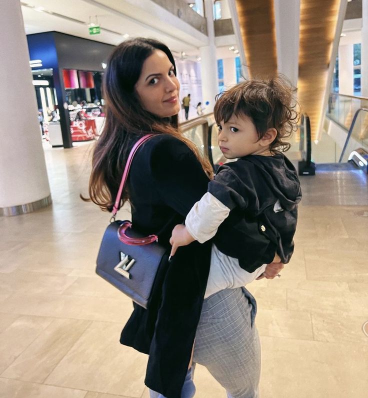 SelflessCricket's tweet image. - Have not taken alimony money
- No Emotional Interview for limelight
- Never said a word against Hardik
- Both parents still meet their child

More respect for you, Natasha Stankovic. Not like those ___ who marry cricketers just for fame and money.