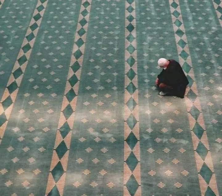 "إِنَّ الكَرِيمَ إِذَا نَادَيْتَ قَالَ : نَعَمْ
فَكَيْفَ بِاللهِ ذِي الإِنْعَامِ وَالكَرَمِ؟"