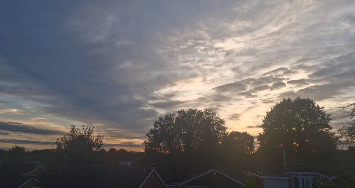 IHunt74's tweet image. Some Spectrum Of Colour....

....in the early evening sky here, a light wind, around 14 degrees celcius.

#sky #clouds #weather #nature #spectrum #FridayVibes #colour