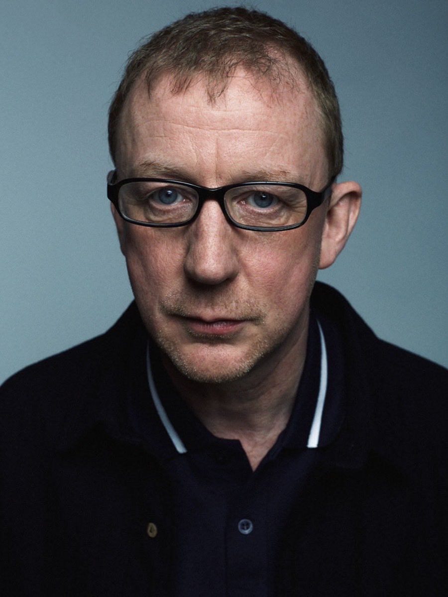 Tom Oxley “Fotos individuales de Blur, tomadas hace unos años en el centro de Londres. Había poco tiempo pero cada uno aporta diferente energía a la cámara lo que hace imposible no conseguir fotos geniales. Una de esas sesiones que te recuerdan por qué te gusta hacer esto” #Blur