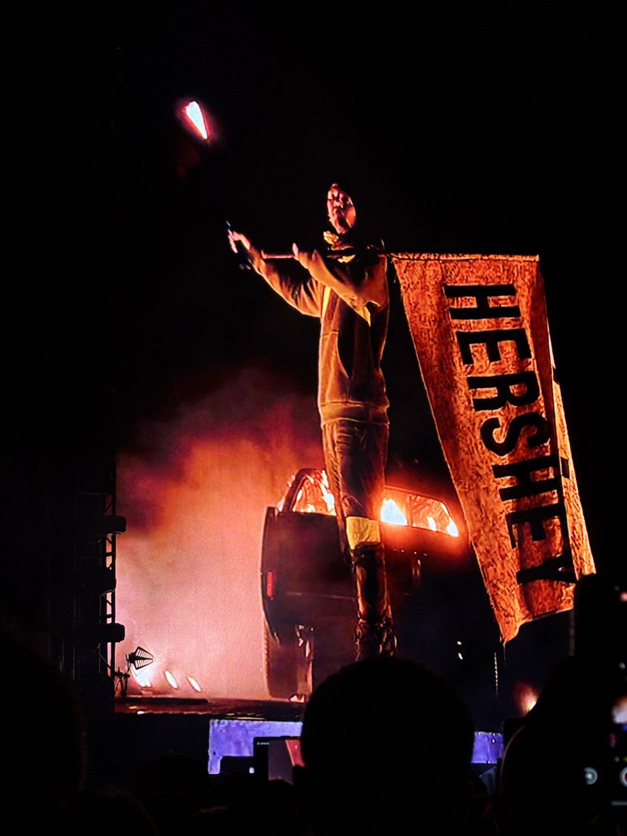Anarie24's tweet photo. On 09/25, J and I flew from Honolulu all the way to Pennsylvania to make it to the #TØP #BreachTour. It was over 40 hours of traveling roundtrip and 100% worth it 🙌🏼 I was so sad to miss the #ClancyTour so I was determined to make this happen. #newcorememory https://t.co/0mdOJX7mqz