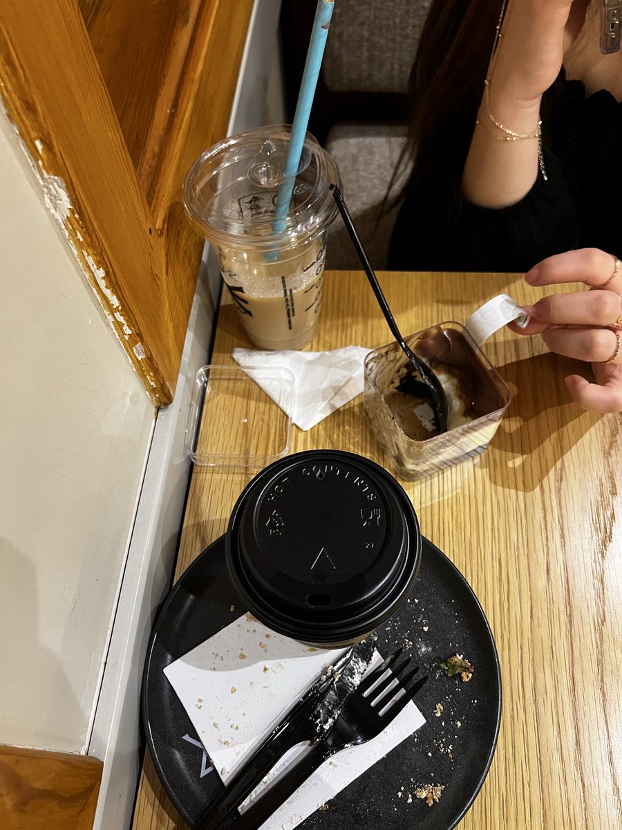 İlk önce tatlı ve kahvesini bitiren kişi 🤝🏻konuşmaktan tatlı ve kahveyi bitiremeden masadan kalkan kişi arkadaşlığı